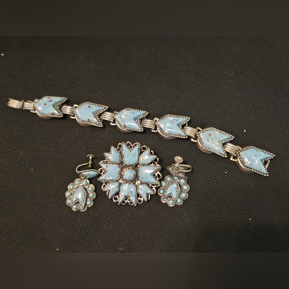 Elegant Silver and Blue Jewelry Set - Picture 7 of 7